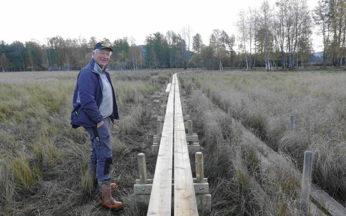 Edvard Lundteigen bygger ny klopp over Hegstadmyra