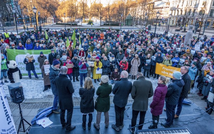 Publikum lytter til politikerne foran Stortinget